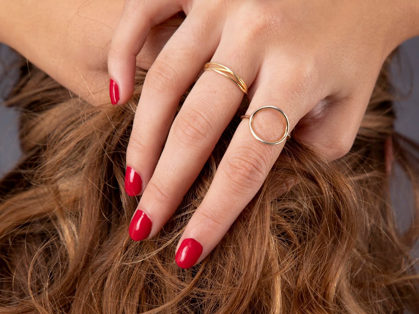 Producto anillos en la mano